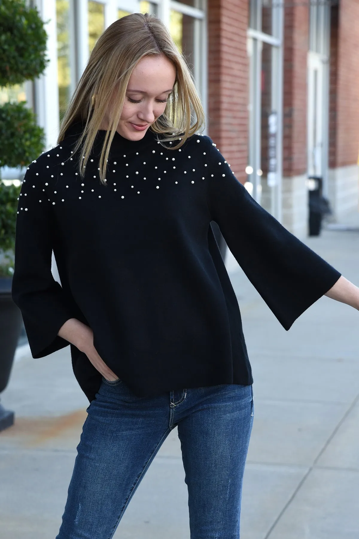 STAND OUT SWEATER -BLACK PEARLS